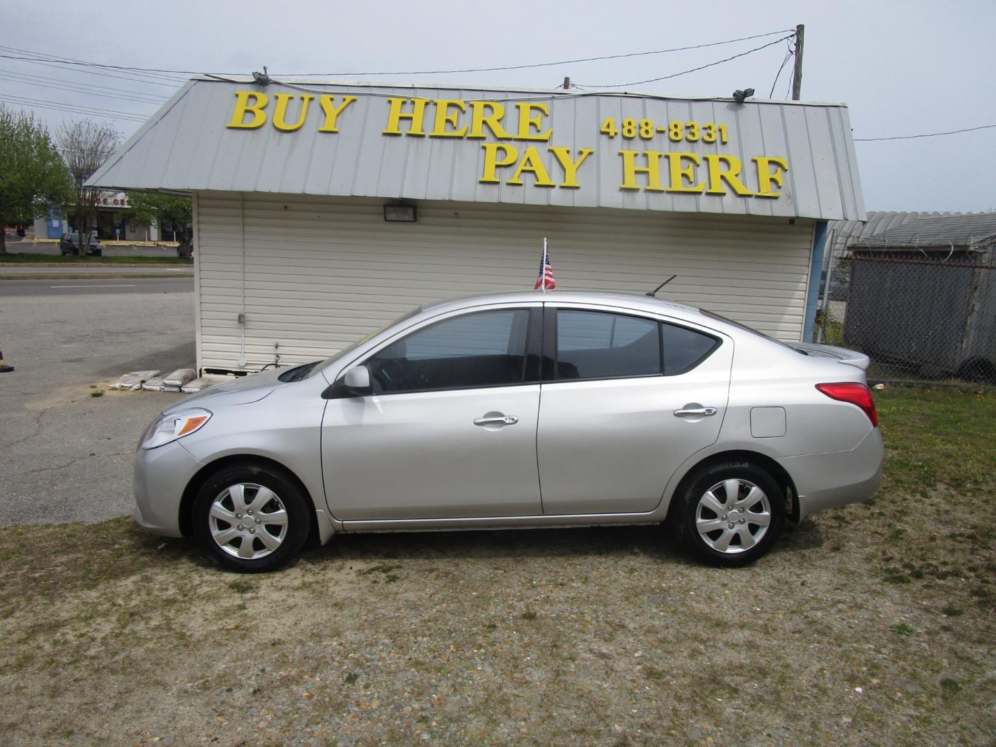 2014 Silver Nissan Versa 1.6 S 5M (3N1CN7AP1EL) with an 1.6L L4 DOHC 16V engine, 5-Speed Automatic transmission, located at 2553 Airline Blvd, Portsmouth, VA, 23701, (757) 488-8331, 36.813889, -76.357597 - Down Payment: $799 Weekly Payment: $75 APR: 23.9% Repayment Terms: 42 Months ***CALL ELIZABETH SMITH - DIRECTOR OF MARKETING @ 757-488-8331 TO SCHEDULE YOUR APPOINTMENT TODAY AND GET PRE-APPROVED RIGHT OVER THE PHONE*** - Photo#0